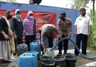 Polres Klaten Memberikan Bantuan Air Bersih Kepada Warga Desa Panggang Klaten