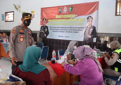 Warga Terdampak Rob di Desa Kertosari Ulujami Terima Pengobatan Gratis dari Polres Pemalang