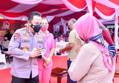 Polda Jateng Serahkan Ribuan Paket Sembako Untuk Komunitas Ojol Hingga Warga Terdampak Covid