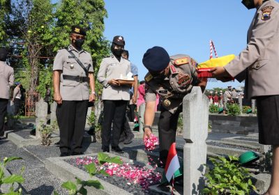 Gelar Ziarah TMP dan Tabur Bunga di Laut, Polda Jateng Refleksikan Penghormatan Atas Jasa Para Pahlawan