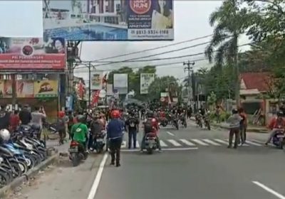 Bentrokan Dua Kelompok Massa Di Babarsari, Beberapa Ruko Dan Sepeda Motor Terbakar