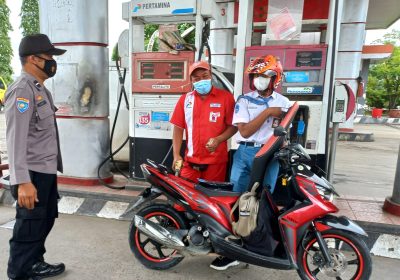 Sigap, Anggota Polsek Karangtengah Atur Lalu Lintas Di Lokasi Truk Mogok