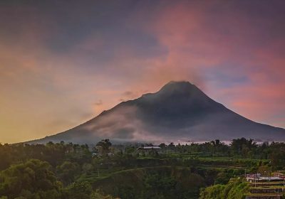 Gunung Merapi Pagi Ini : 7 Kali Keluarkan Guguran Lava Pijar ke Barat Daya