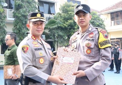 Kapolres Banjarnegara Beri Penghargaan Tiga Pilar Desa Bawang dan Serahkan Bantuan Pada Anak Yatim Piatu Korban Covid-19