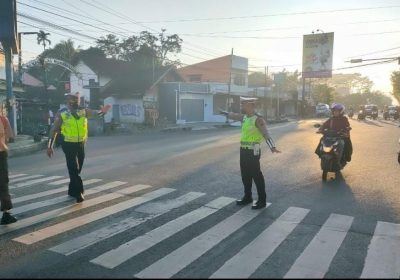 Bantu Anak Menyebrang Jalan Saat Berangkat Sekolah, Personel Polres Banjarnegara Gelar PAM AG