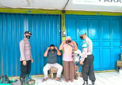 Polsek Karanganyar Bagi Masker Gratis Kepada Warga