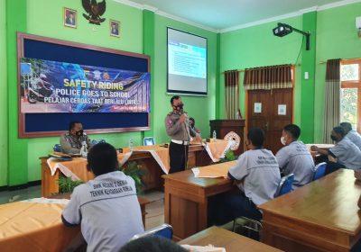 Satlantas Polres Demak Beri Penyuluhan Serta Safety Riding Kepada Pelajar SMK N 2 Demak