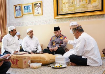 Takziah ke Rumah Duka Habib Zen Bin Umar, Kapolri: Beliau Saya Anggap Ayah Sendiri