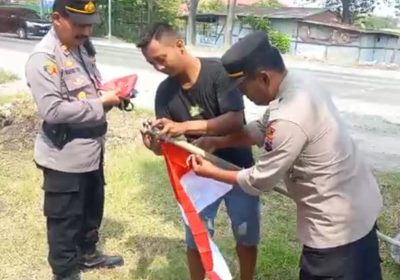 Kapolsek Batangan Keliling Desa Bagikan Bendera Merah Putih untuk Menumbuhkan Rasa Nasionalisme