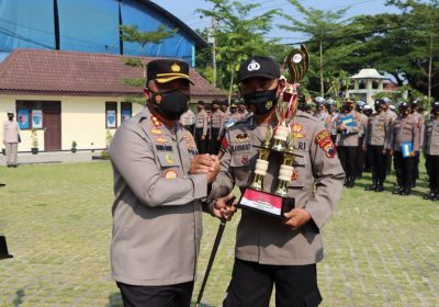 Tim Lomba Polres Demak Serahkan Piala Lomba Hari Kemerdekaan RI Ke 77 Kepada Kapolres