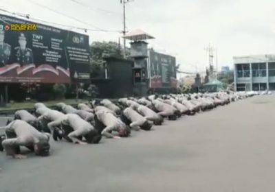 Polisi Kota Malang Sujud Minta Maaf Dalam Tragedi Kanjuruhan