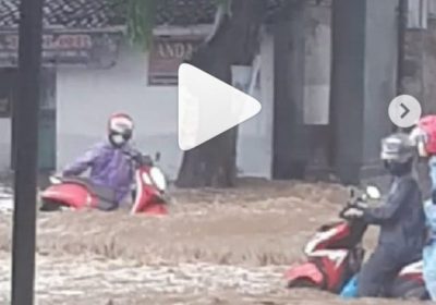 Pengendara Motor Nyaris Terseret Banjir Di Semarang