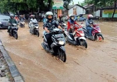 Semarang Lumpuh ! Banjir Rendam Ruas Mangkang Wetan Hingga Masuk Rumah Warga.
