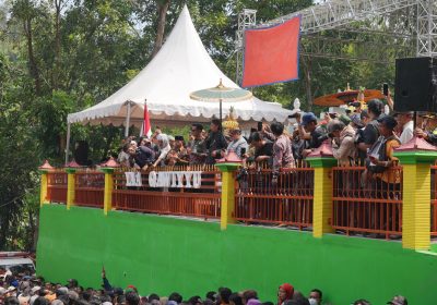 Meriahnya Tradisi Yaqowiyu, Ribuan Kue Apem Jadi Rebutan Warga